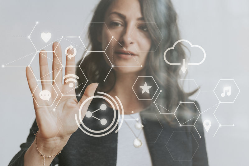 用手掌触摸屏幕的女人