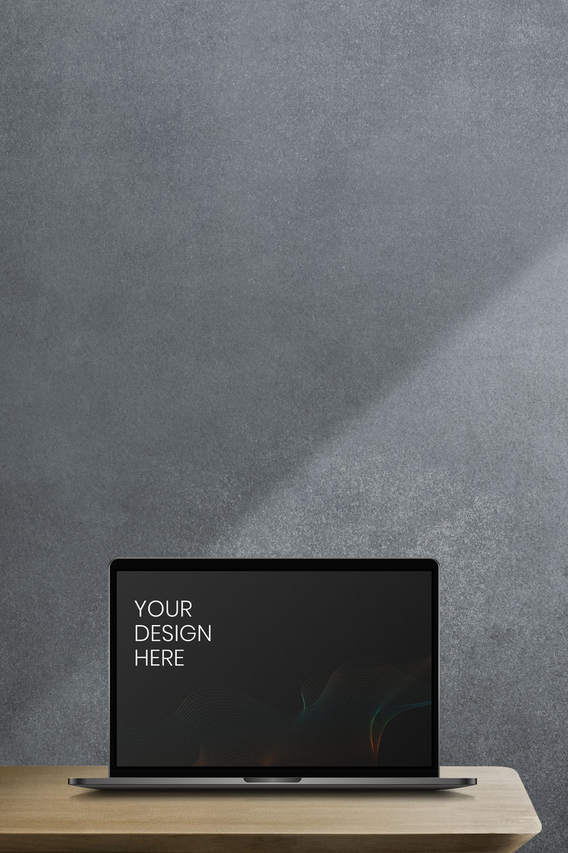 木制桌上带屏幕模型的笔记本电脑