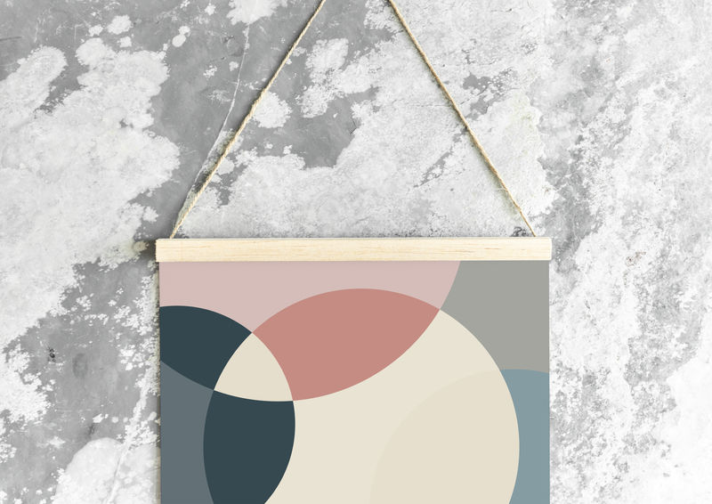 挂在乡村灰墙上的瑞士设计海报