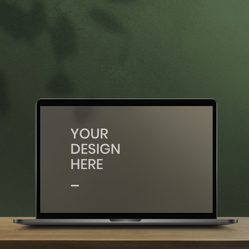 木制桌上带屏幕模型的笔记本电脑