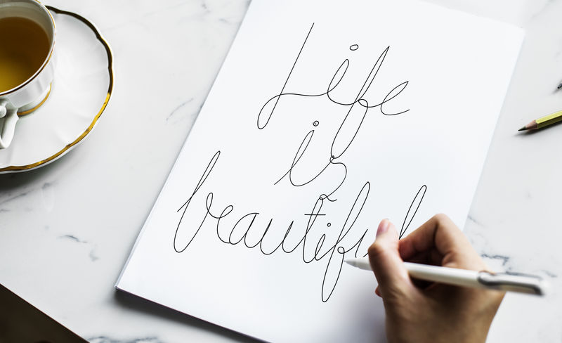 一位创作手写艺术作品的艺术家