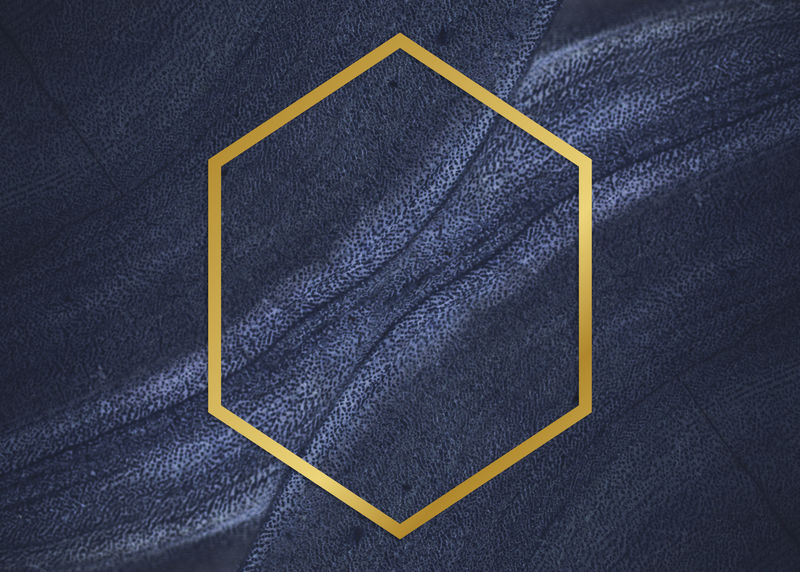 蓝色纹理石头上的金色框架六边形