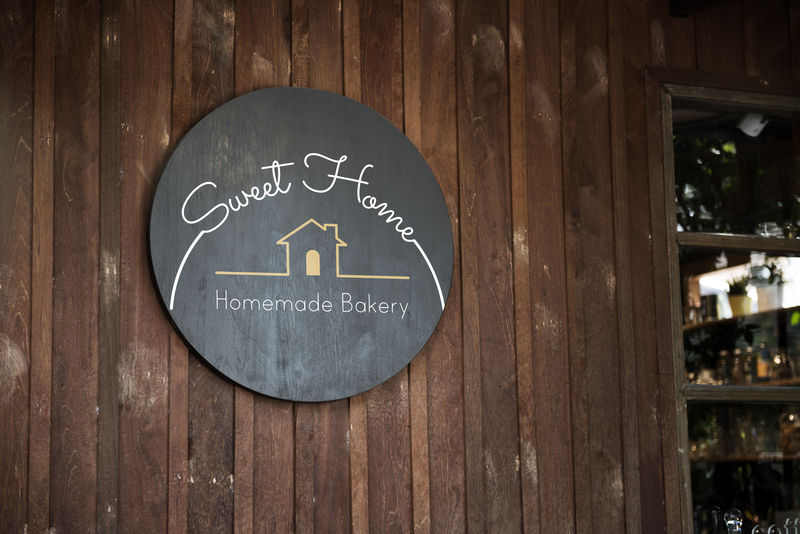 木墙模型上的黑色标志