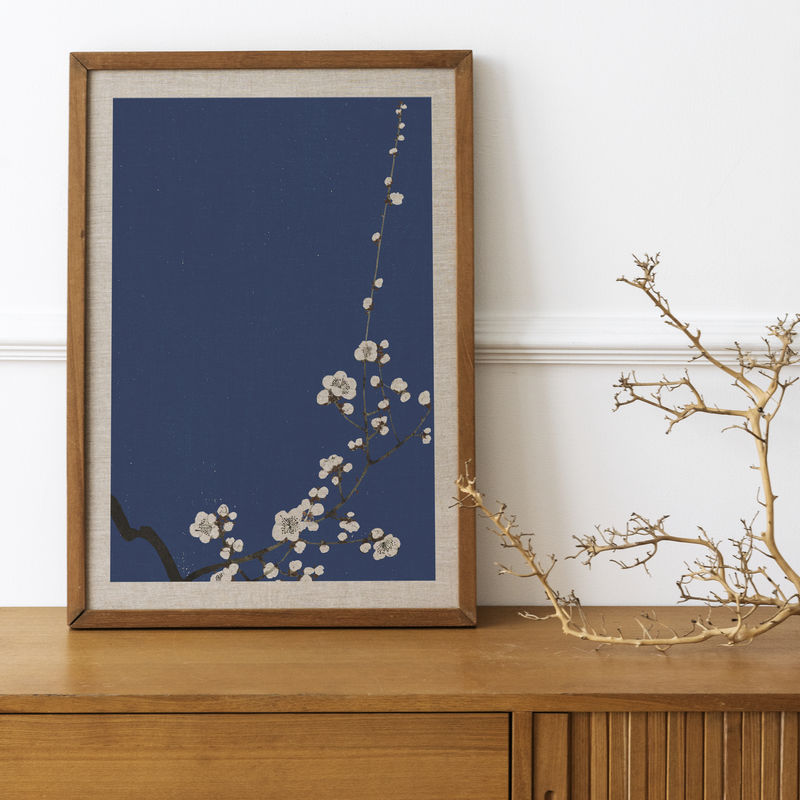 木制餐具柜桌上的画框