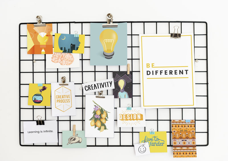 创意明信片放在架子上