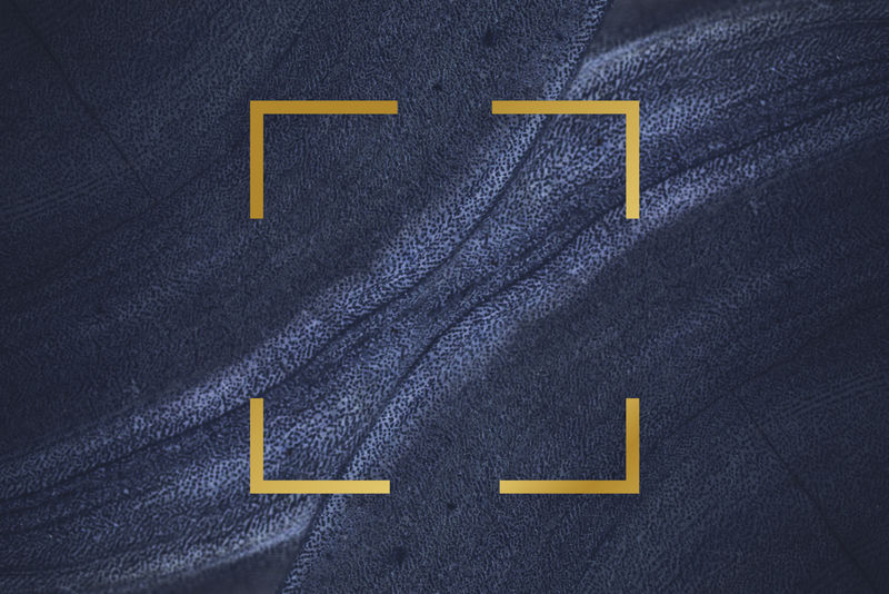 蓝色纹理石头上的金色框架正方形