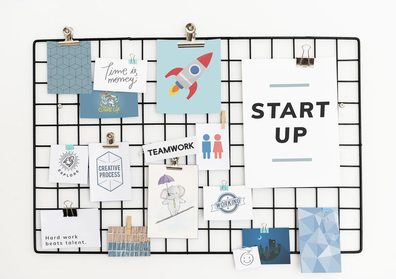 支架上的启动明信片