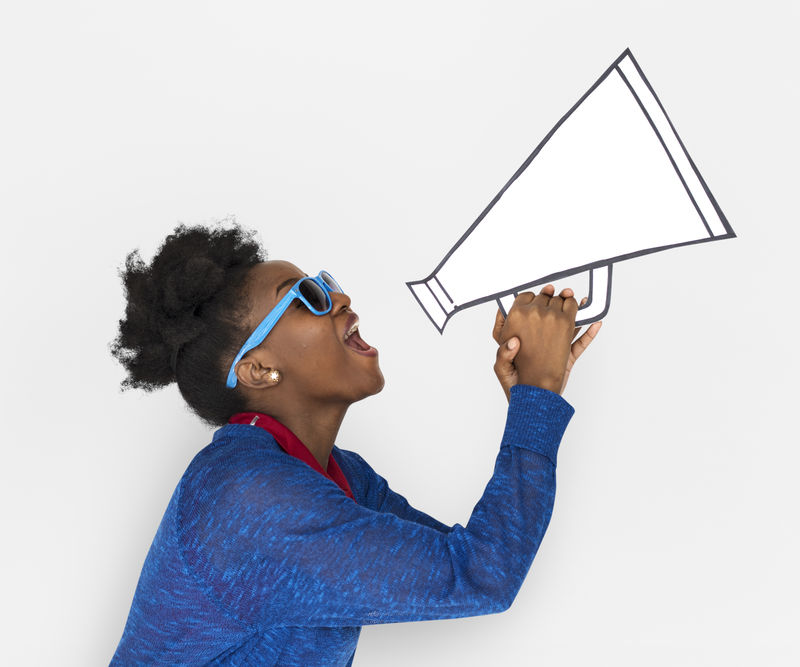 持兆欧耳机的非洲裔女性