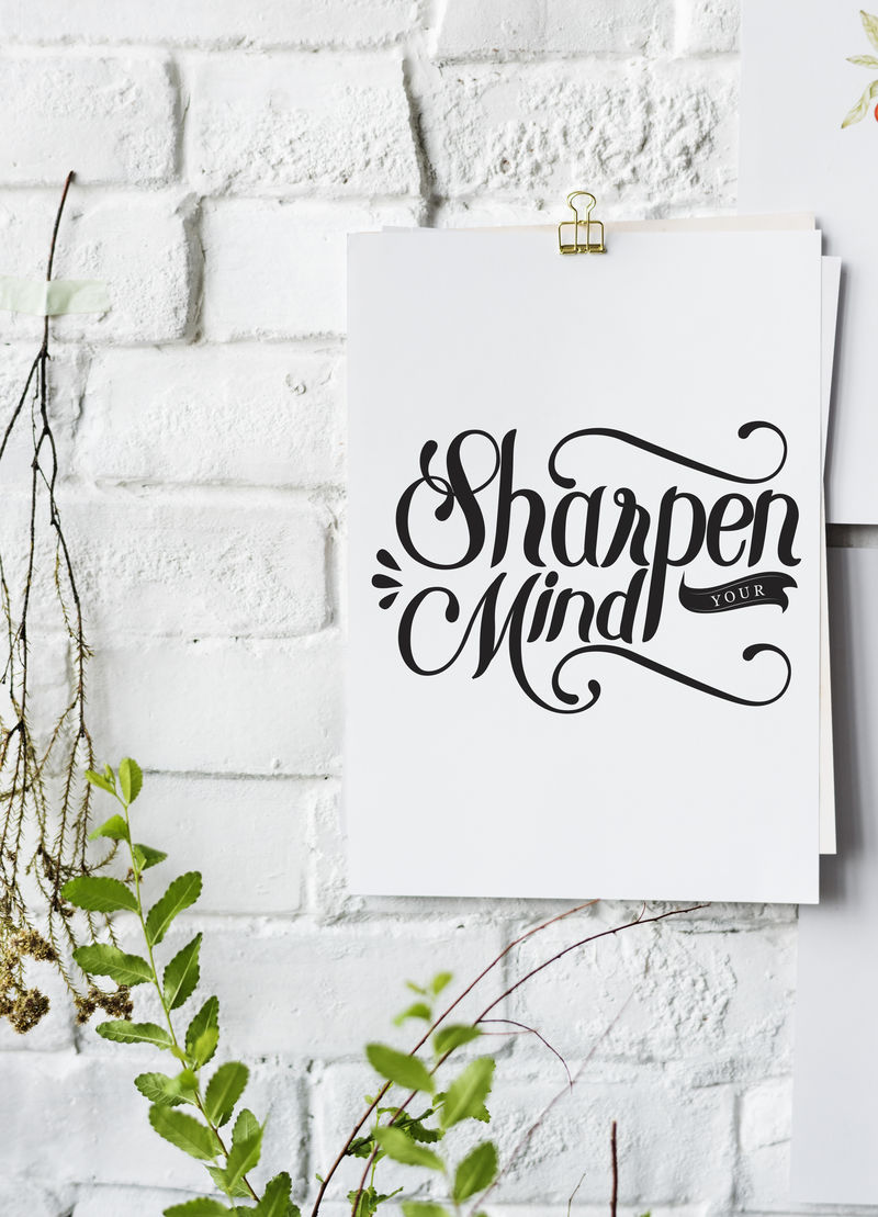 在白墙上手写海报