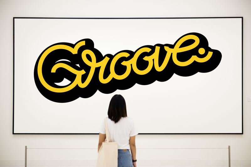 女人抬头看着激励海报