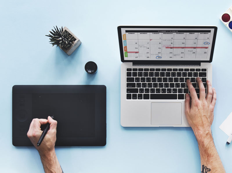 笔记本电脑日历时间表桌面概念