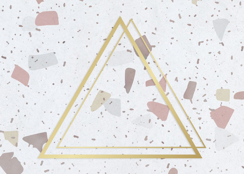 彩色图案背景上的金色三角形框架