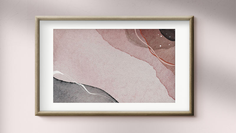 粉红色墙壁模型上的木制框架