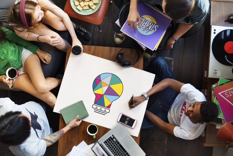 在布告牌网络上工作的人躺在桌子上