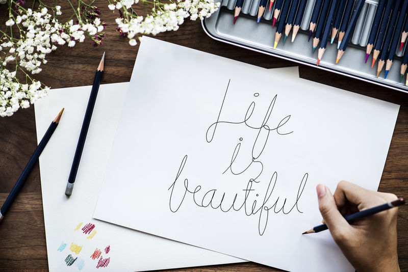 一位创作手写艺术作品的艺术家