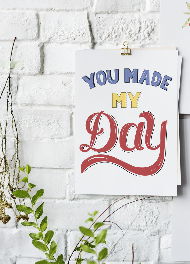 在白墙上手写海报