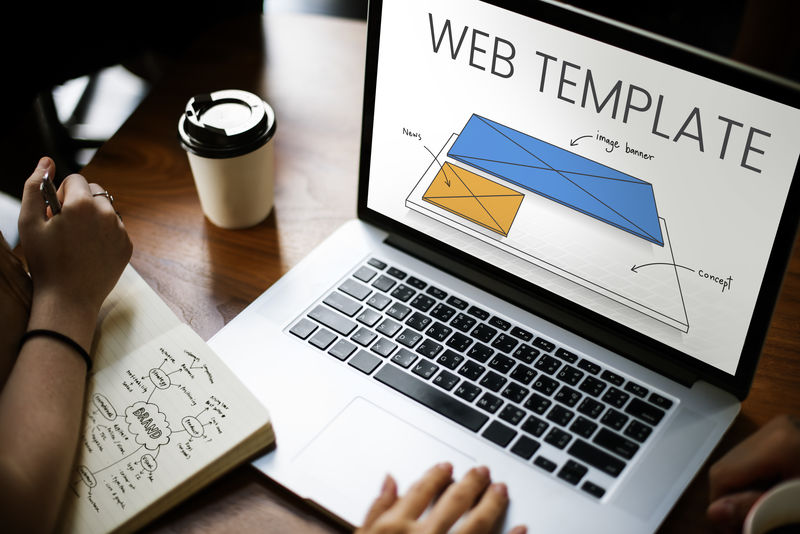 手在笔记本电脑网络图形覆盖上工作