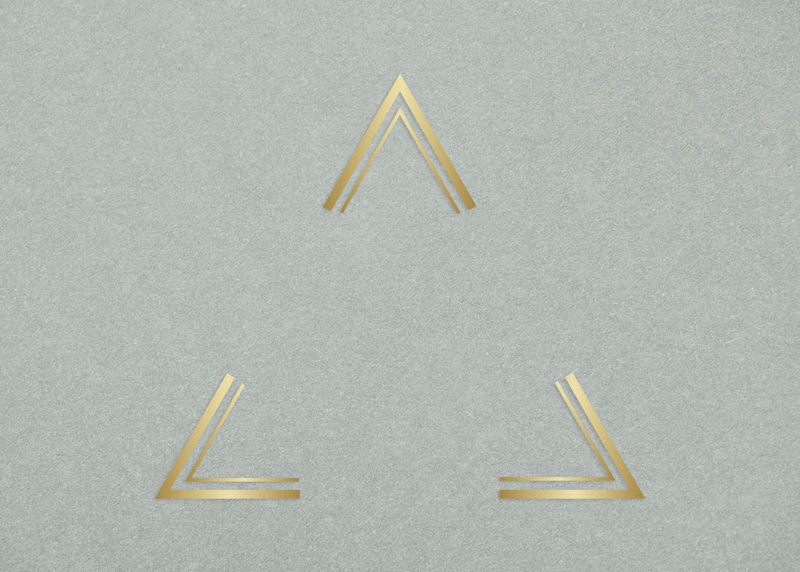 灰色混凝土纹理背景上的金色三角形框架