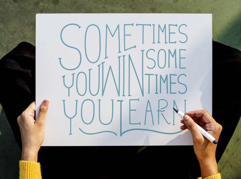 一位从事手工刻字的女艺术家