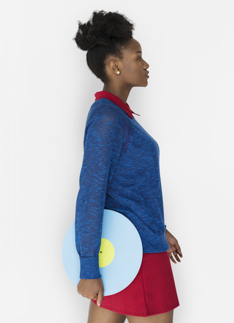 持有插图的非洲裔女性