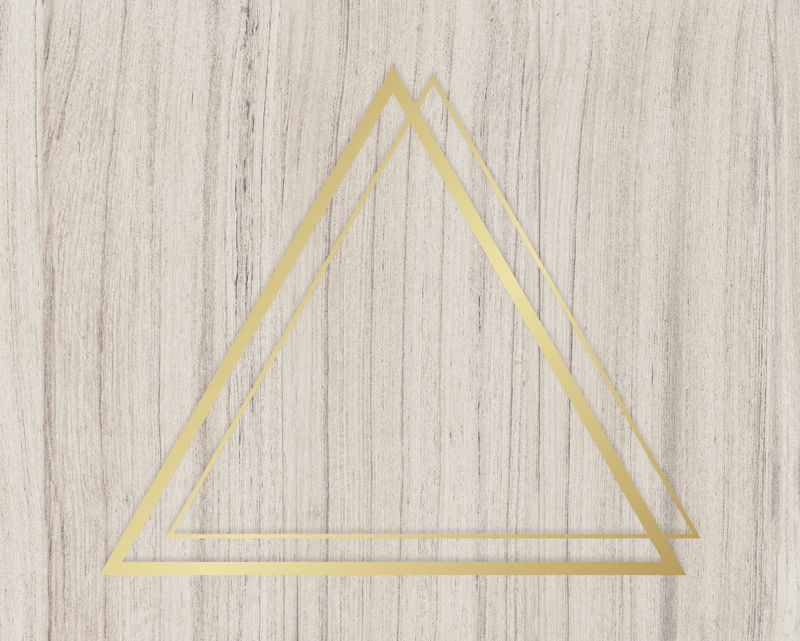 木制背景上的金色三角形框架