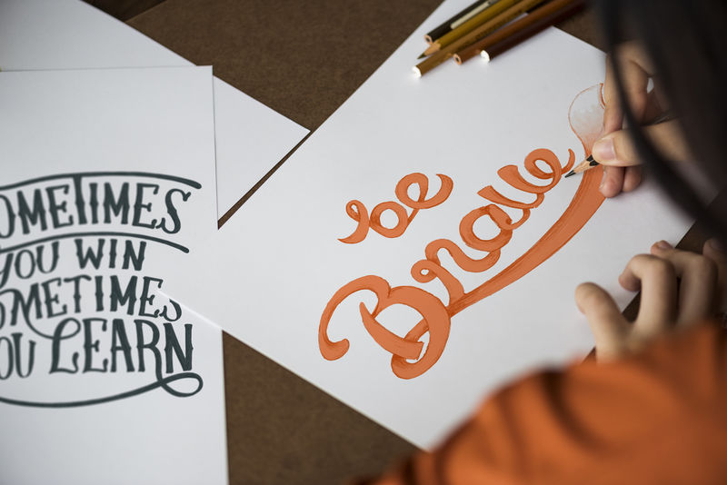 一位创作手写艺术作品的艺术家