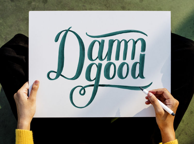 一位从事手工刻字的女艺术家