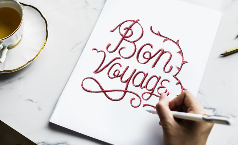 一位创作手写艺术作品的艺术家