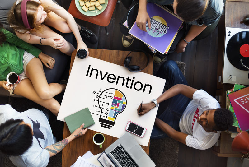 在布告牌网络上工作的人躺在桌子上