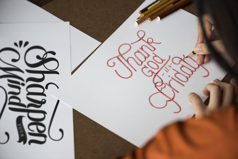 一位创作手写艺术作品的艺术家