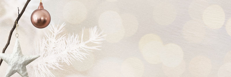 bokeh背景邮件标题上的圣诞装饰品