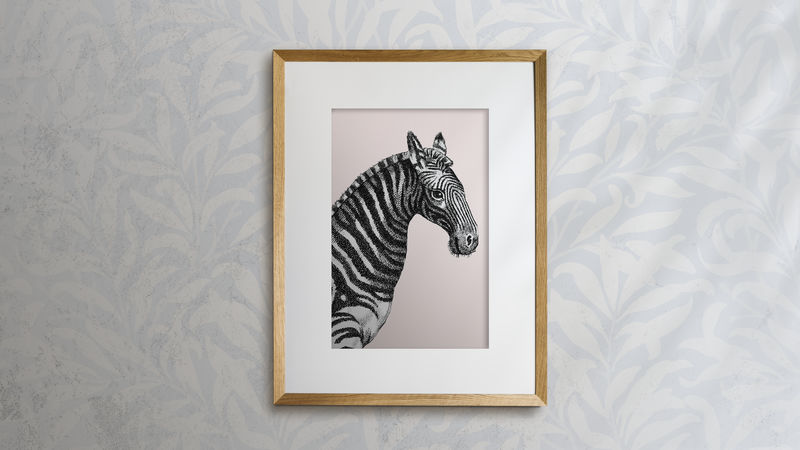 挂在有图案的墙上的木制画框插图