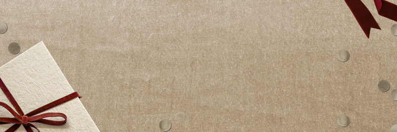 圣诞礼物psd米色背景上有五彩纸屑电子邮件标题