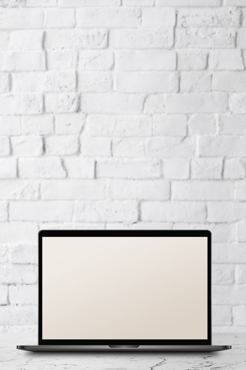 白色大理石桌上带屏幕模型的笔记本电脑