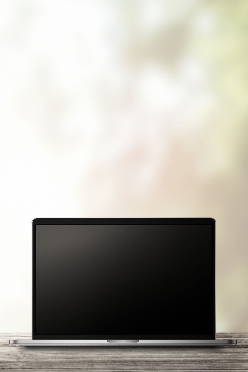 木制桌上带屏幕模型的笔记本电脑