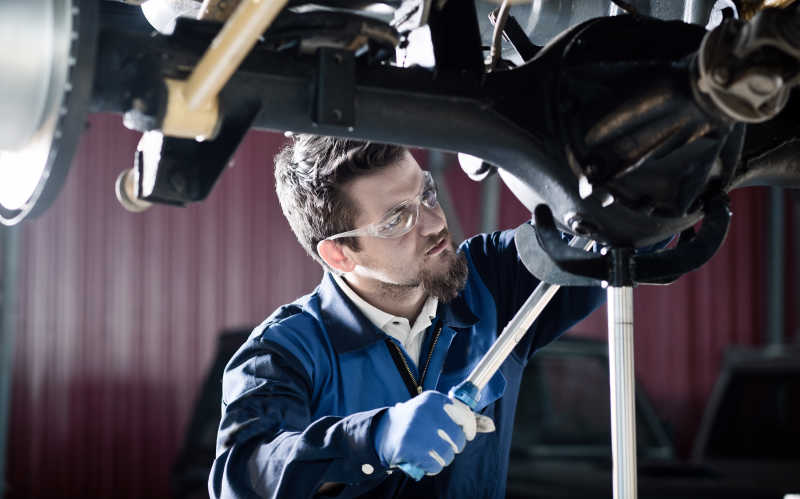 维修汽车的男修理工