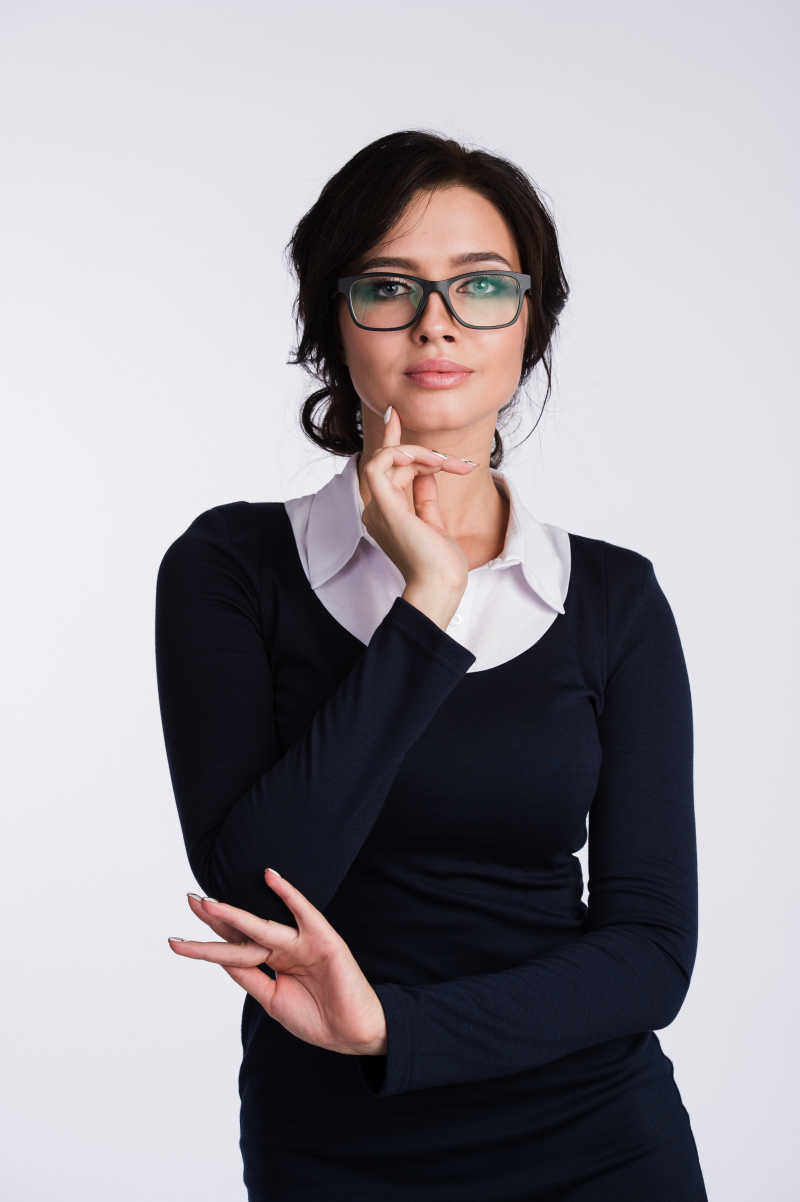 摆着动人姿势的美丽女模特