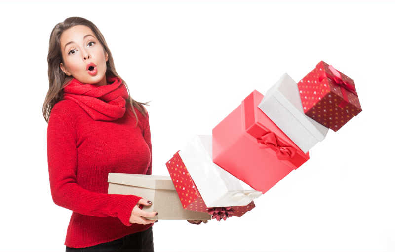 白色背景下抱着礼品盒发生意外的美女