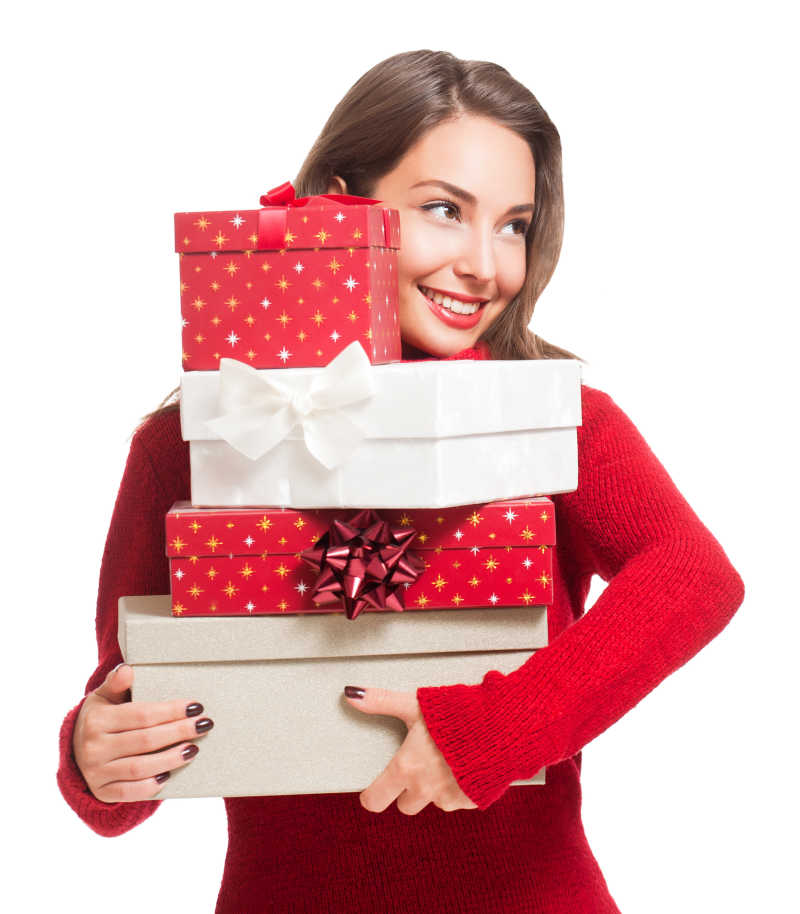白色背景下的年轻美女抱着礼物盒