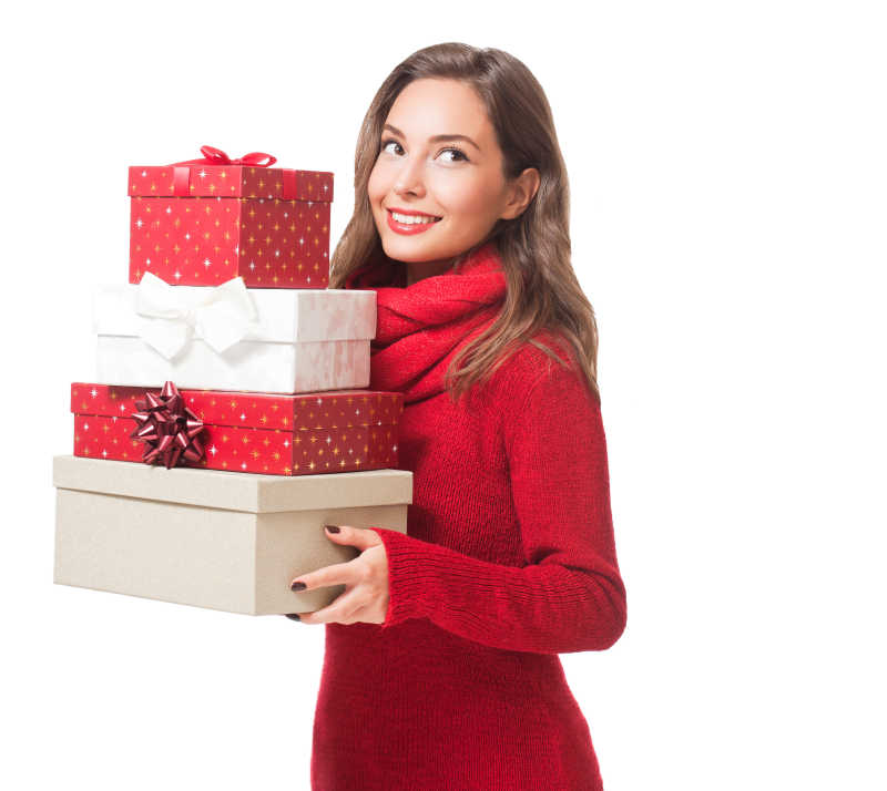 白色背景下的年轻美女拿着圣诞礼物盒