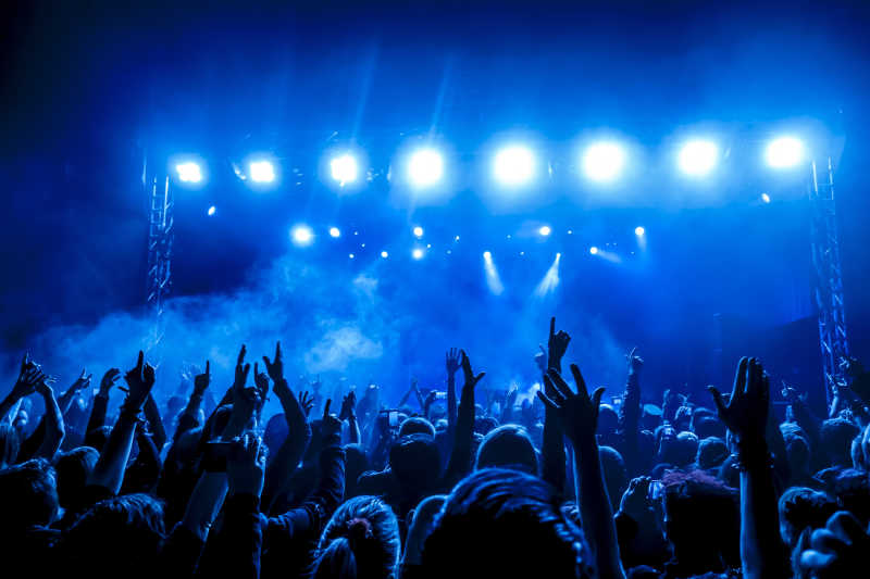 音乐会上的人群图片 在摇滚音乐会上举手欢呼的人群素材 高清图片 摄影照片 寻图免费打包下载