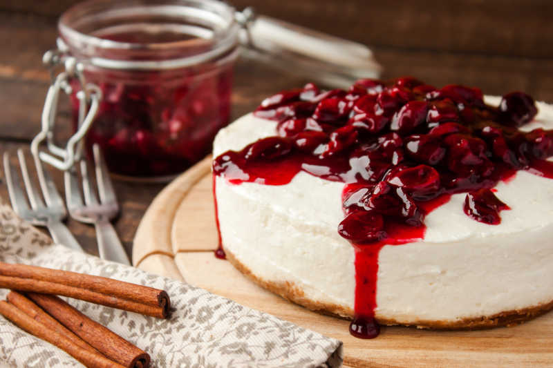 美味的樱桃酱芝士蛋糕