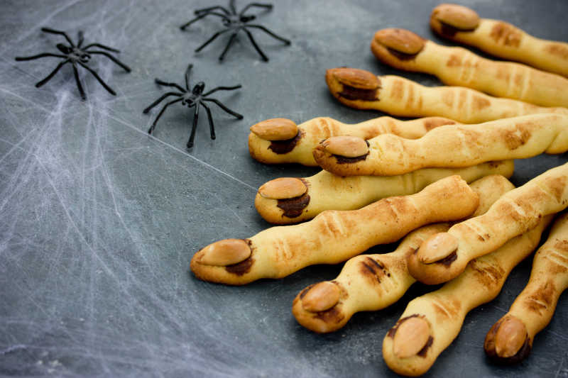 万圣节女巫手指饼干给孩子们