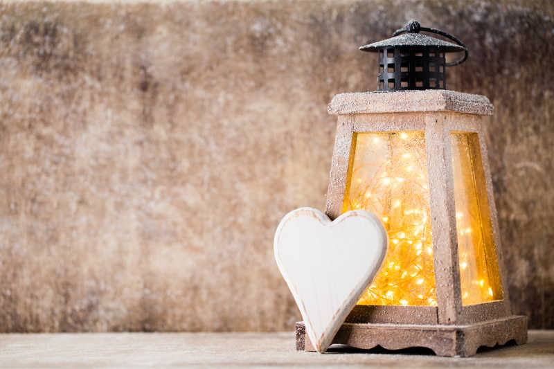 木质爱心靠在圣诞灯边