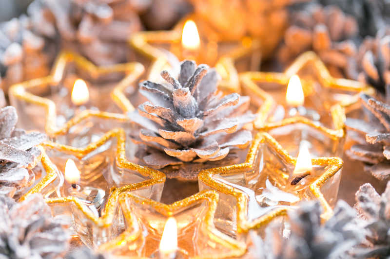 六支美丽的圣诞蜡烛