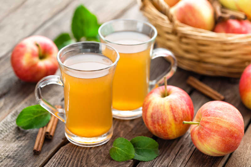 模板上的苹果和苹果汁