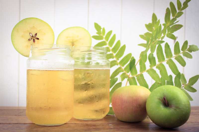 桌子上的青苹果和冰镇苹果汁