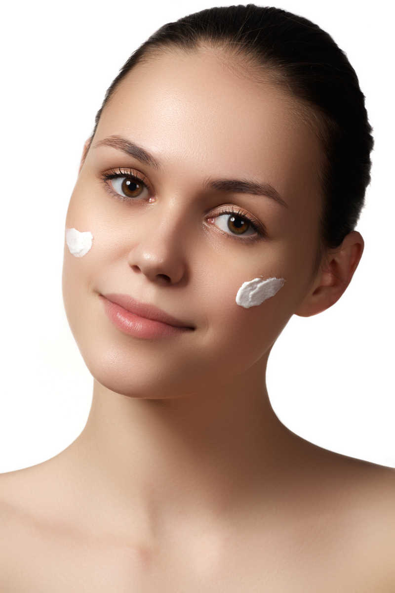 美女抹上化妆乳准备化妆