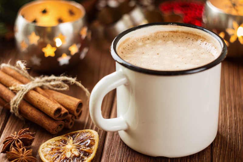 搪瓷杯里的可可和桌子上的香料