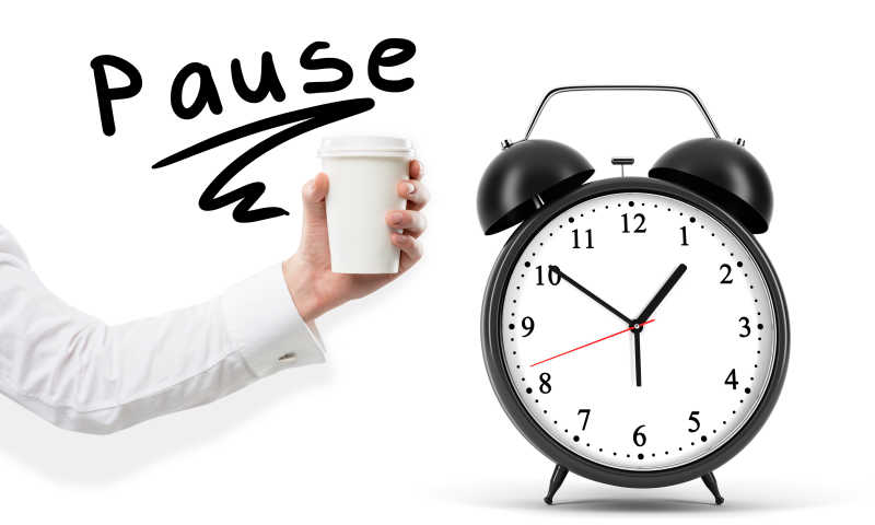 黑色闹钟白色杯